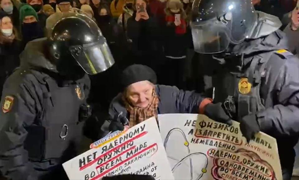 sobrevivente da 2ª Guerra é presa por protestar na Rússia