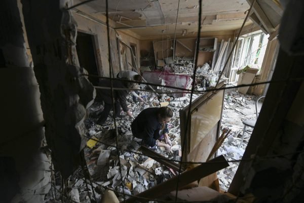 Vista de um assentamento civil danificado após um recente bombardeio em Yasinovataya e Hirlovka, controladas pelos separatistas russos na Ucrânia - Metrópoles