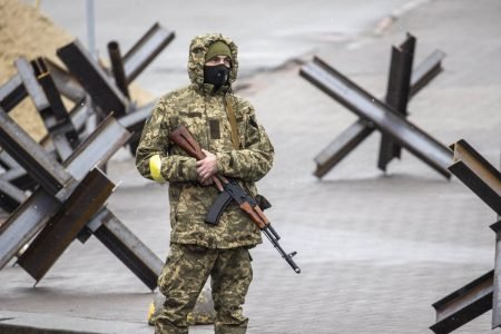 Soldados ucranianos patrulham em frente ao Monumento da Independência durante ataques russos em Kiev, Ucrânia - Metrópoles