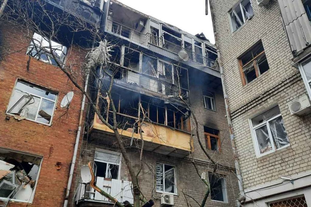 Uma visão dos danos assentamentos civis após ataques russos em Kharkiv, Ucrânia - Metrópoles