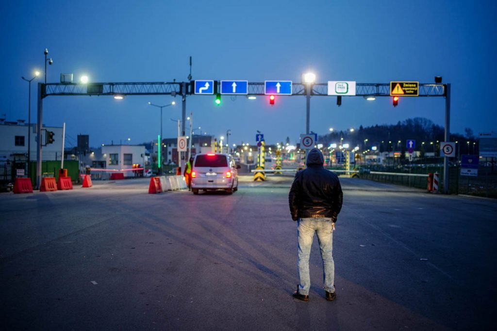 Um empreiteiro ucraniano de Leipzig fica na fronteira ucraniana-polonesa em Medyka. O homem aguarda autorização para passar por um transporte de socorro com medicamentos - Metrópoles