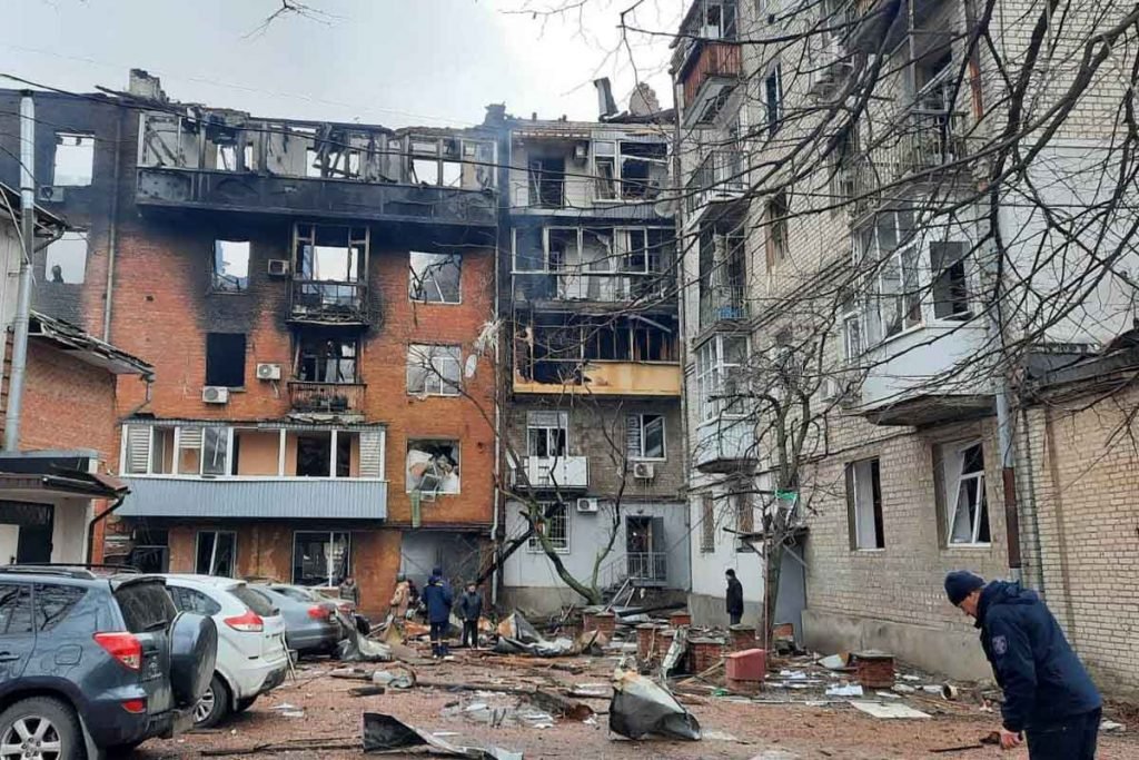 Uma visão dos danos assentamentos civis após ataques russos em Kharkiv, Ucrânia - Metrópoles