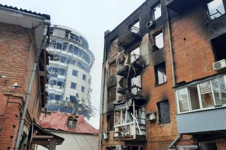 Destruição em área residencial após ataques russos em Kharkiv, Ucrânia - Metrópoles