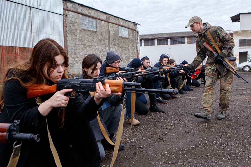 Um instrutor ensina a posição ajoelhada durante um exercício militar para civis realizado pelo Movimento dos Veteranos de Zakarpattia - Metrópoles