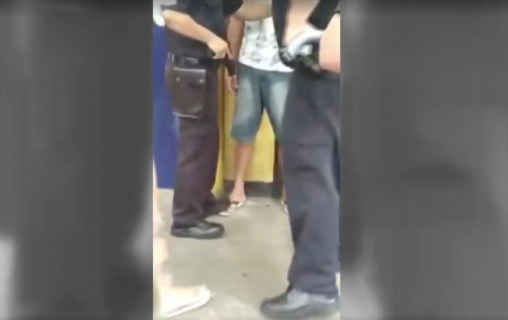 Um dos guardas municipais chega a sacar a arma