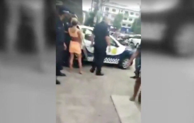 O jovem é levado para a viatura da Guarda Municipal de São Vicente