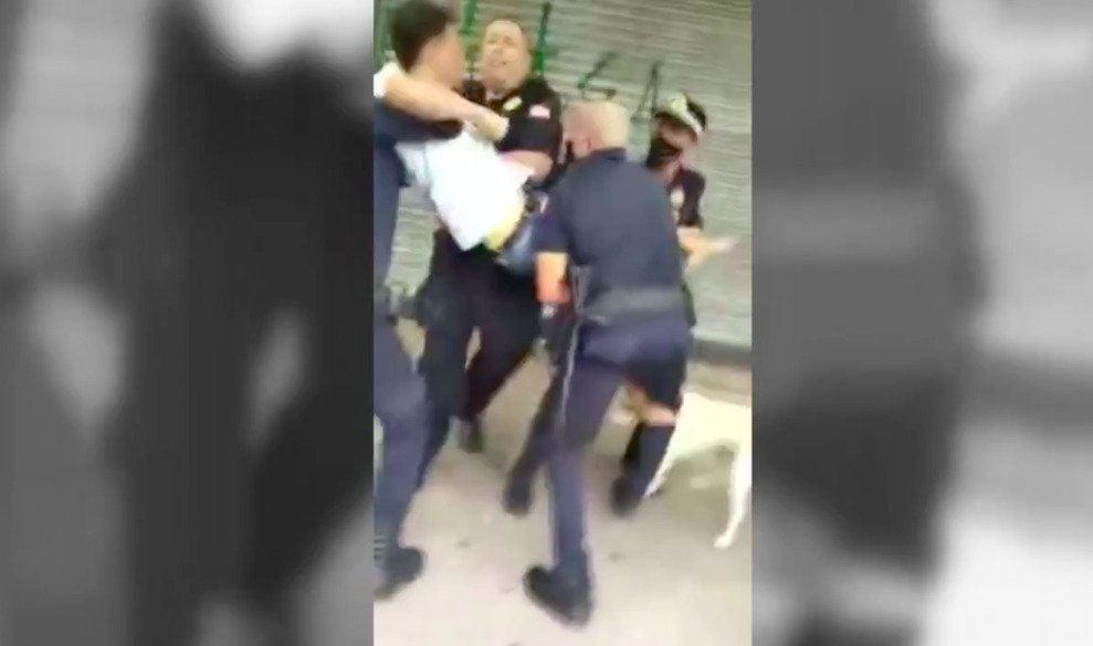 O jovem é imobilizado pelos agentes da Guarda Municipal de São Vicente