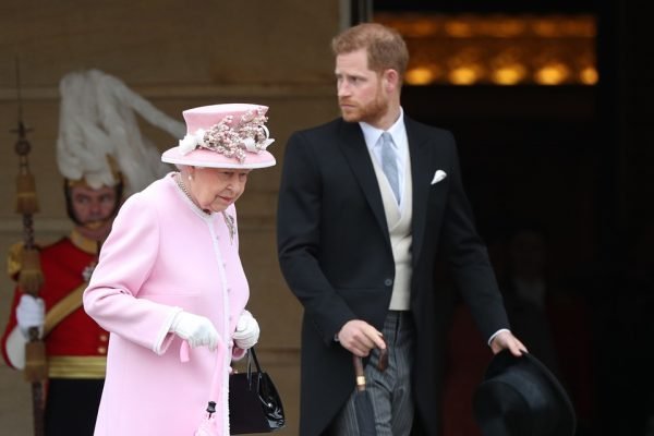 Fotografia colorida. Rainha Elizabeth e príncipe Harry
