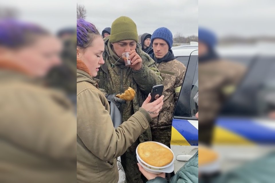 ucranianos alimentam soldado russo após rendição