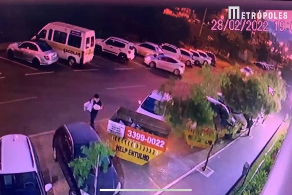 Carros estacionados em rua