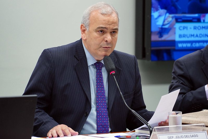 O deputado federal Júlio Delgado fala durante a sessão de uma comissão da Câmara dos Deputados