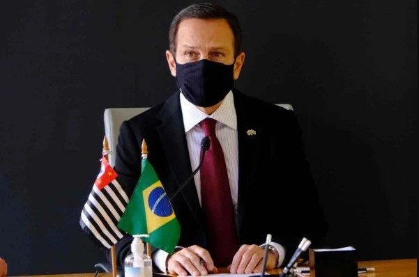 João Doria, governador de São Paulo.  Ele veste terno e gravata e está de rímel - Metrópoles