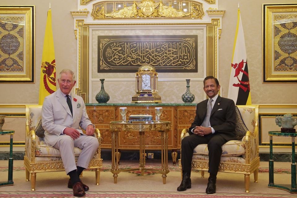 Fotografia colorida. Príncipe Charles e o sultão Hassanal Bolkiah de Brunei
