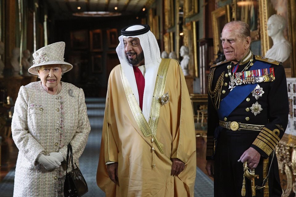 Fotografia colorida. Rainha Elizabeth, Khalifa bin Zayed Al Nahyan e príncipe Philip