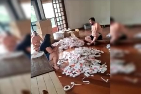 Pessoas sentadas na sala