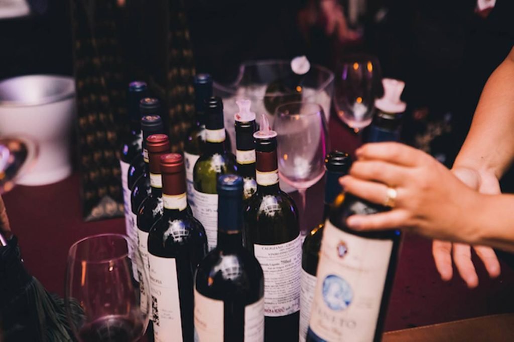 foto de varias garrafas de vinho sobre mesa