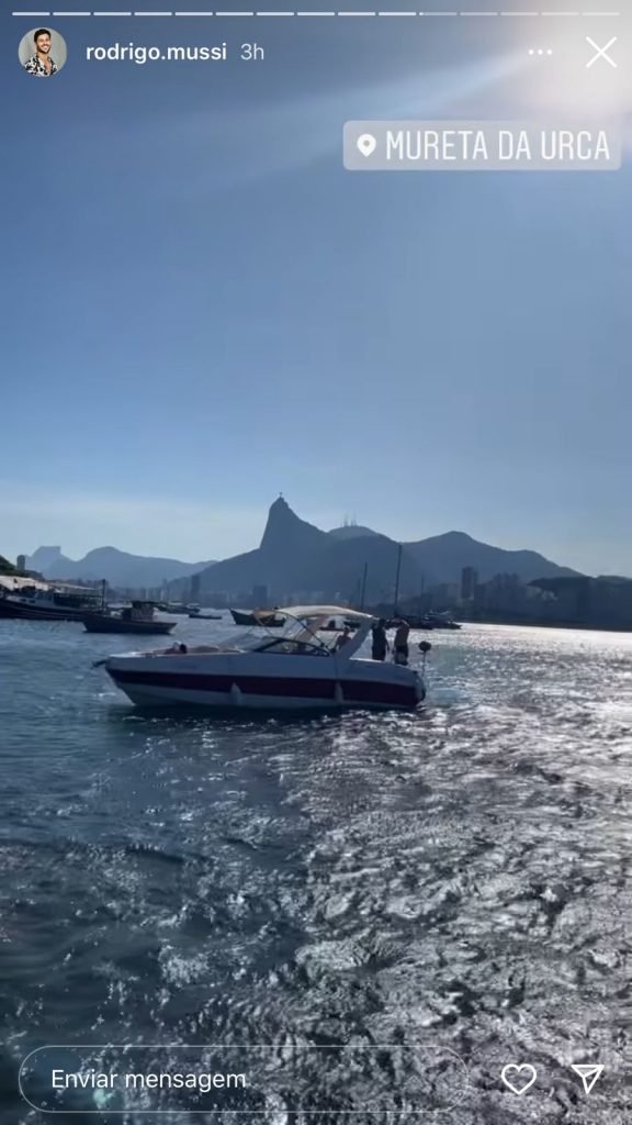 Storie de Rodrigo Mussi, em passeio de barco com Ana Clara