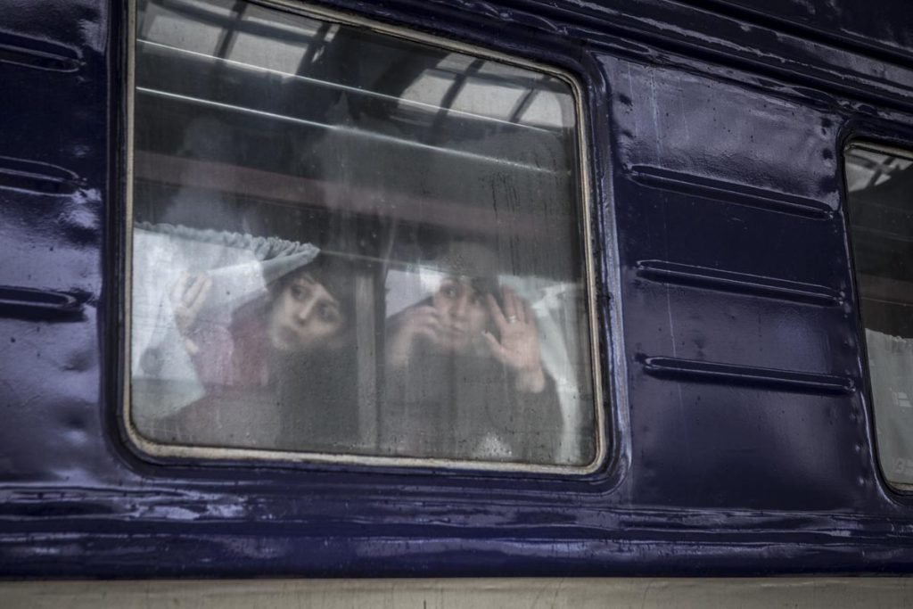 Moradores da Ucrânia esperam para partir para Lviv de trem no 7º dia desde o início dos ataques russos em larga escala no país - Metrópoles