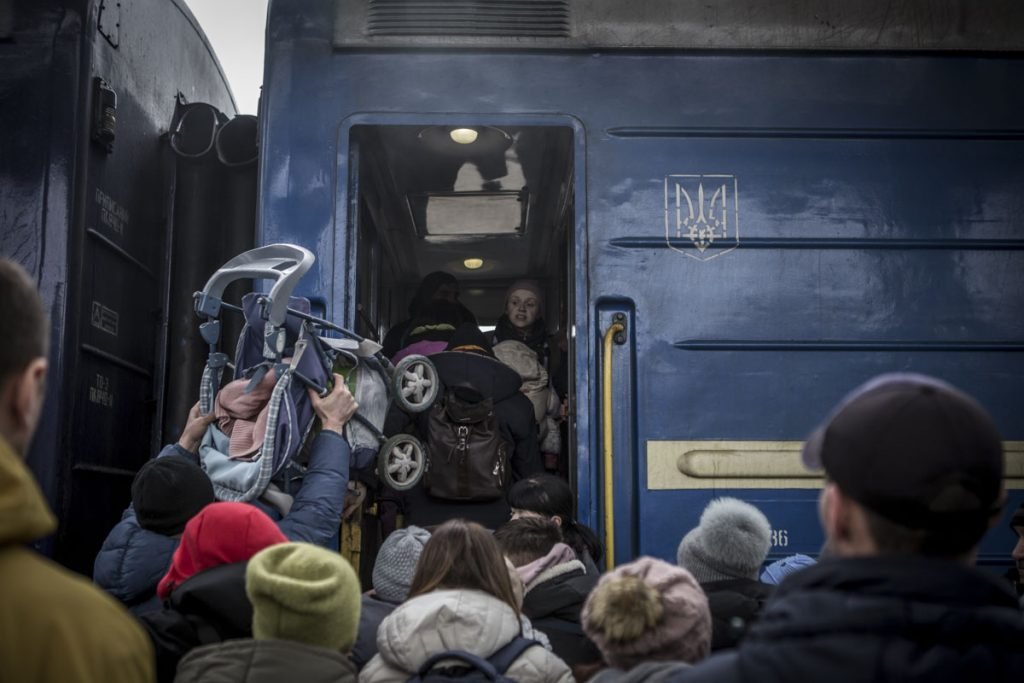 Pessoas esperam para partir para Lviv de trem no 7º dia desde o início dos ataques russos na ucrania