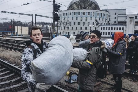Jovens fazem barricadas na praça Maidan em Kiev, Ucrânia. Após 8 dias de guerra desde o início dos ataques na Ucrânia pela Rússia - MJetrópoles