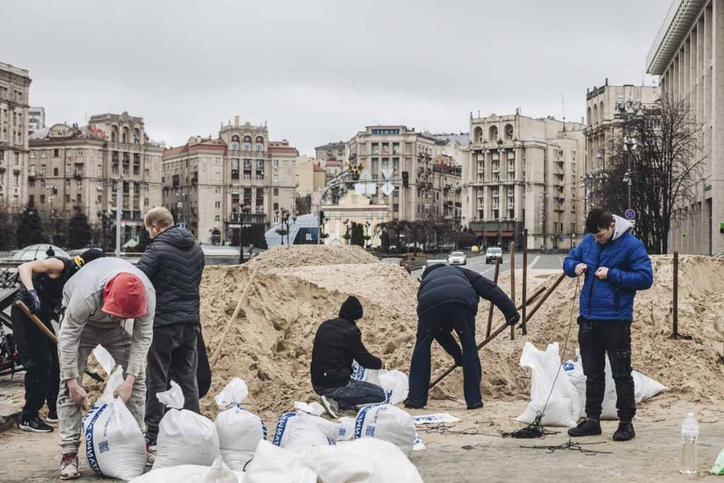 Jovens fazem barricadas na praça Maidan em Kiev, Ucrânia. Após 8 dias de guerra desde o início dos ataques na Ucrânia pela Rússia