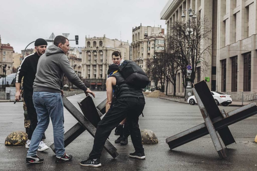 Jovens fazem barricadas na praça Maidan em Kiev, Ucrânia. Após 8 dias de guerra desde o início dos ataques na Ucrânia pela Rússia
