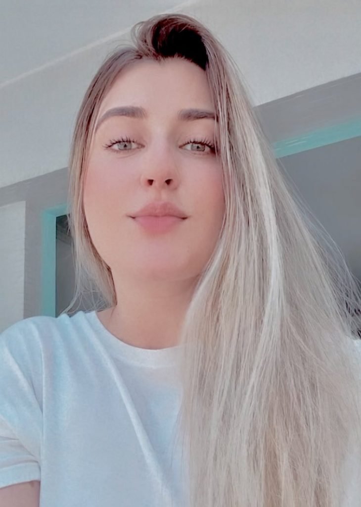 Isabela Coelho nasceu com perda severa de audição