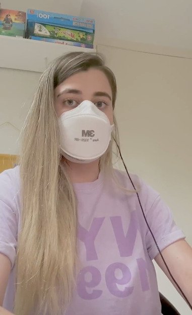 Isabela passou por um implante coclear, que é um aparelho auditivo