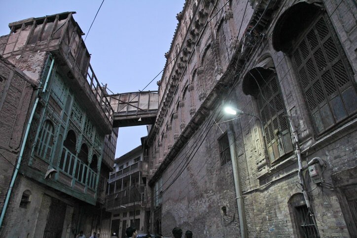 Explosão de mesquita deixa ao menos 30 mortos no Paquistão