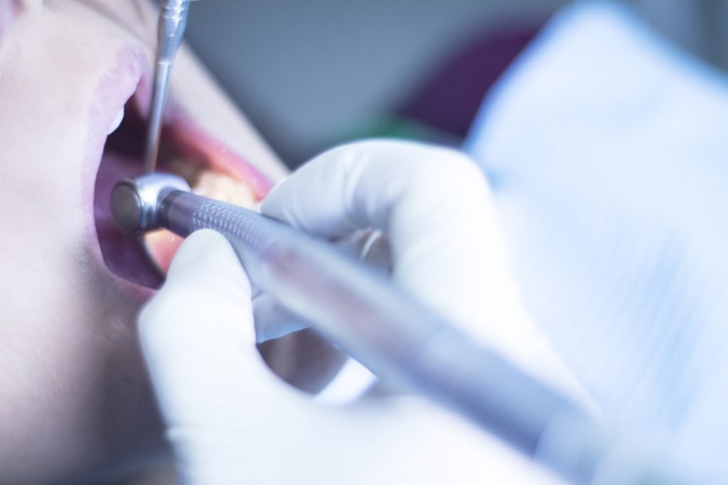 Dentista examinando boca de paciente. Imagem ilustrativa