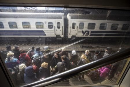 De janela, se vê uma aglomeração de pessoas fugindo da Ucrânia numa estação de trem - Metrópoles