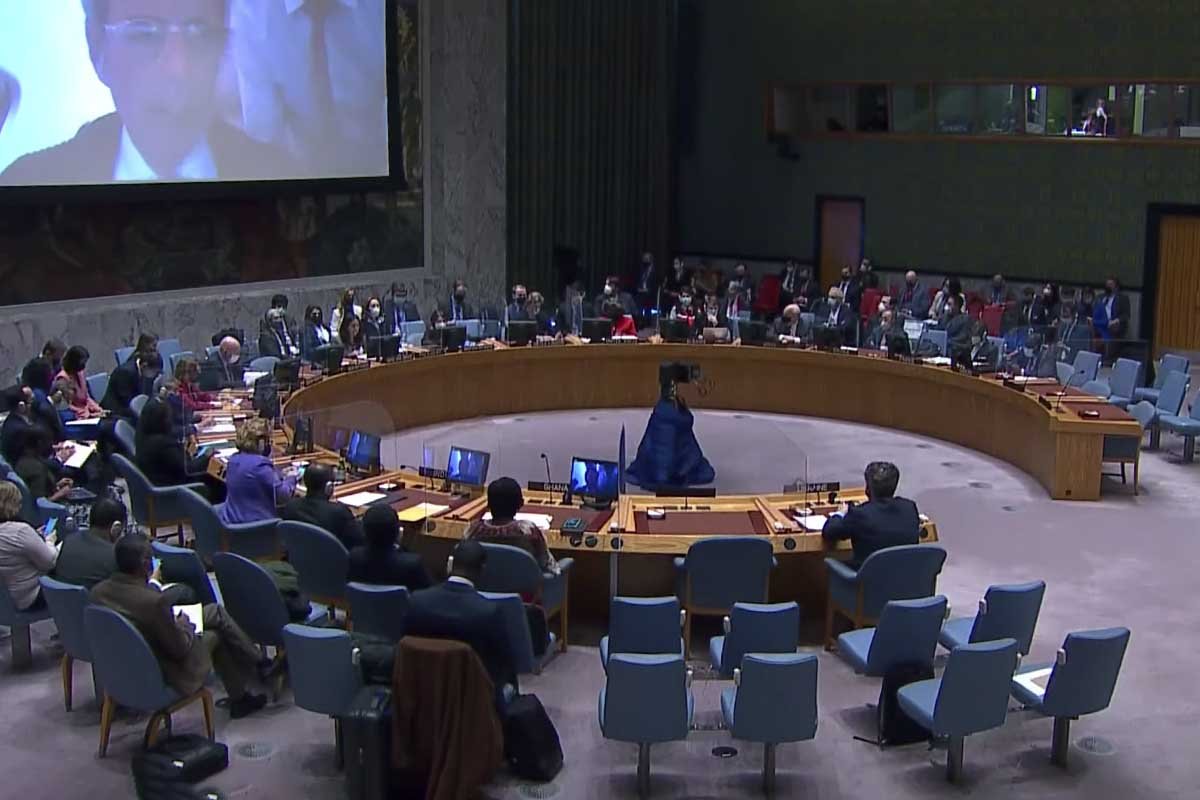 Conselho de Segurança da ONU se reúne num amplo salão em Nova Iorque. A mesa onde sentam-se os líderes é circular, a frente de um painel - Metrópoles