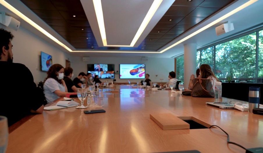 Reunião de criação do Domingão com Huck, nos Estúdios Globo, mostrada em documentário do Globoplay