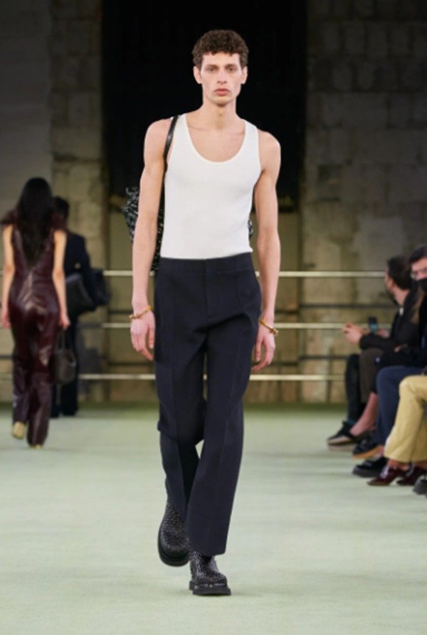 Na imagem com cor, modelo desfila com blusa regata branca da nova coleção de Bottega Veneta 