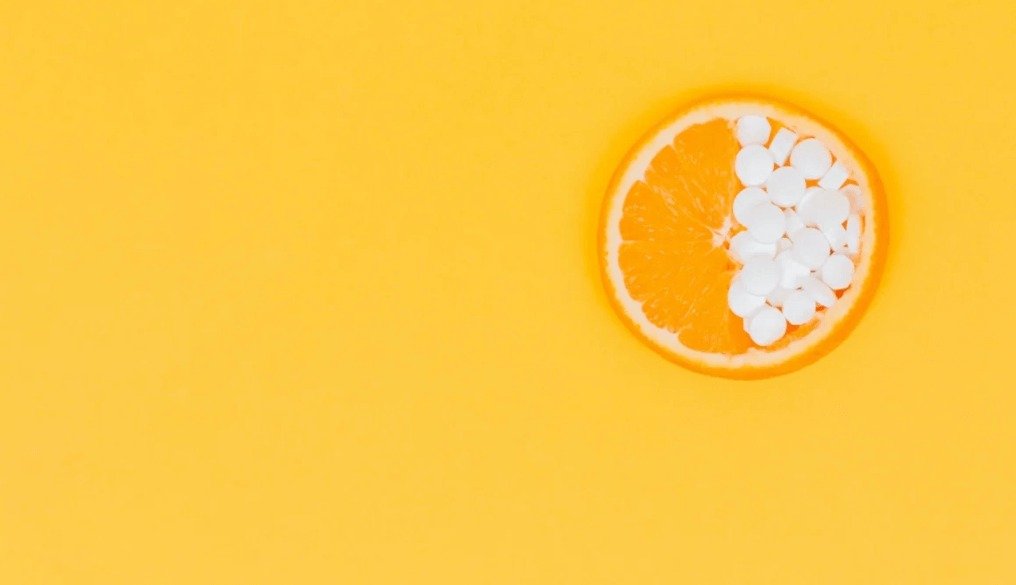 Imagem colorida de laranja com comprimidos