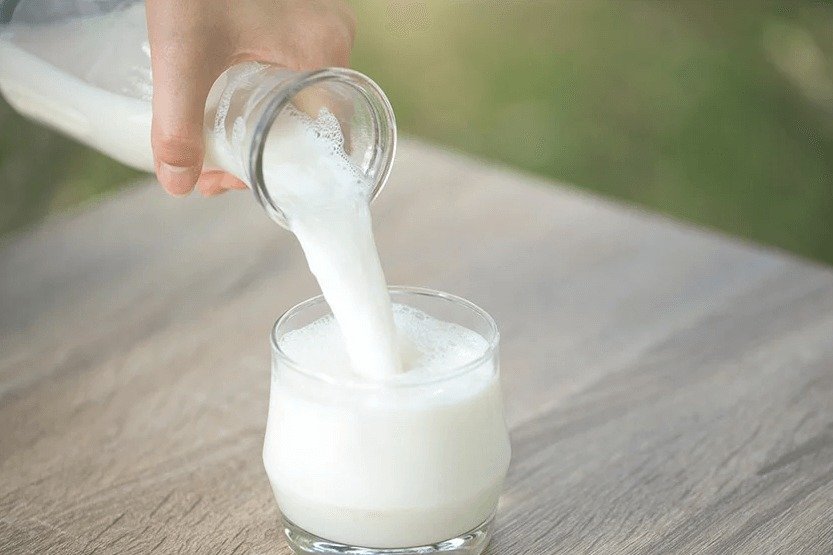 Imagem colorida de um copo de leite