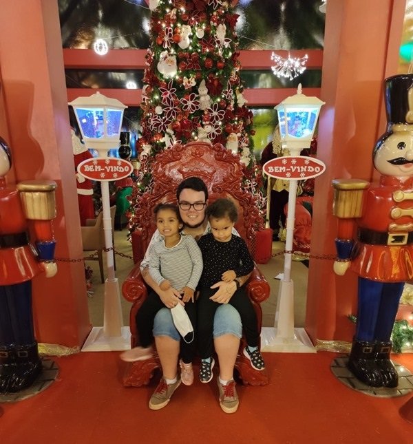 fred posa com filhas para foto