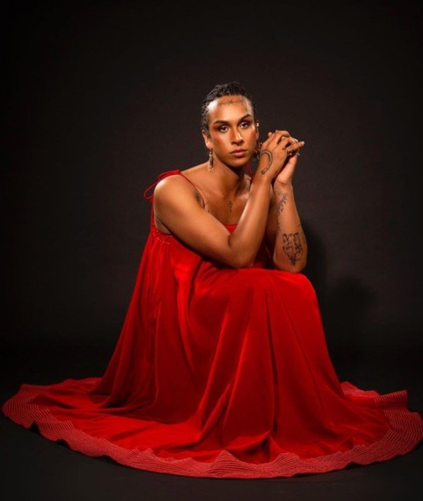 cantora posa para foto