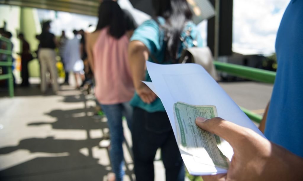 Eleitores formam fila durante dia de votação-Metrópoles