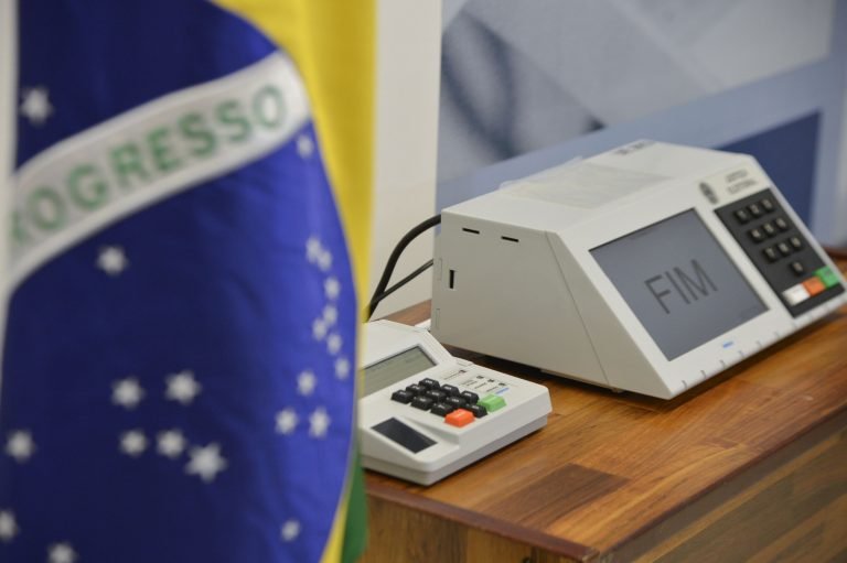 Urna eleitoral em cima de