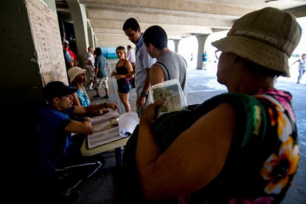 Eleitores se organizam em fila para votar-Metrópoles