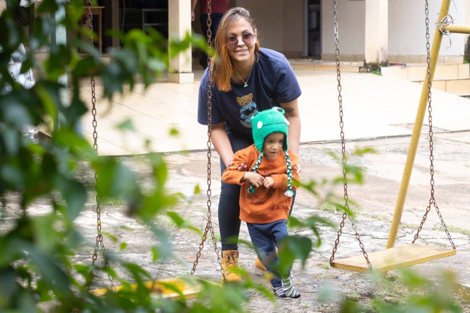 mulher segura criança pelos braços