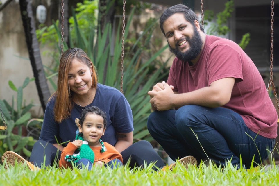 menino com dois adultos