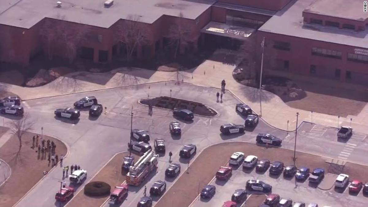 três pessoas ficam feridas após aluno atirar em escola do Kansas