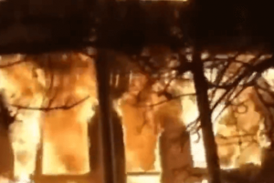 casas em chama na Ucrânia após ataque russo