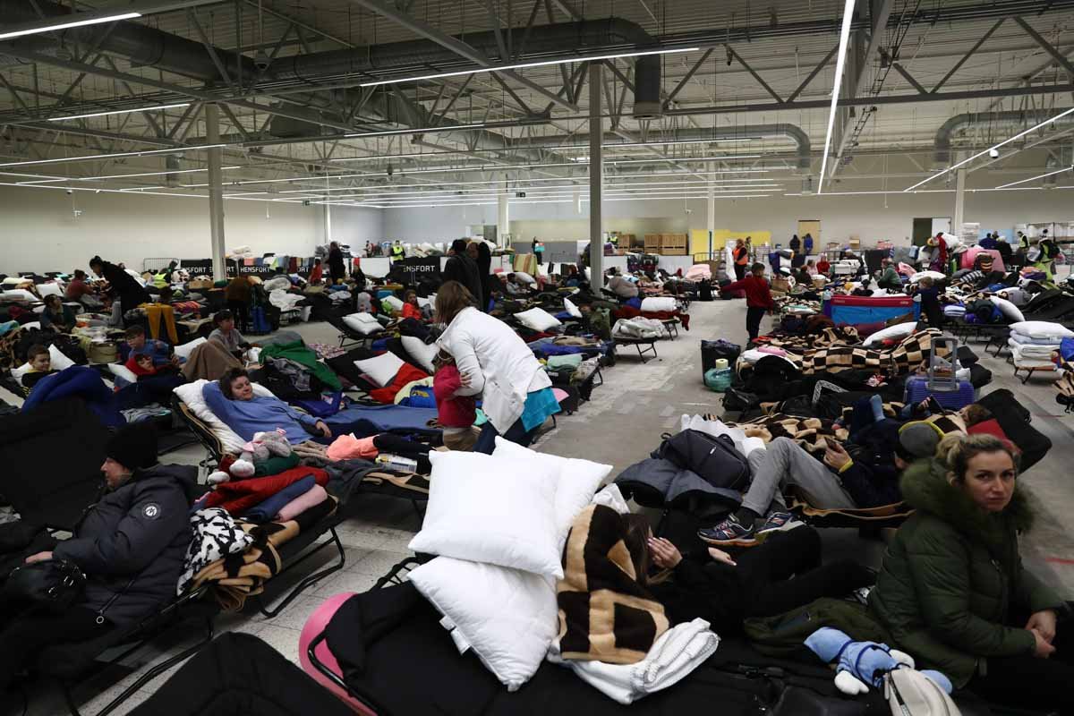 Rússia fura promessa de trégua; 140 mil fogem da Ucrânia em 24h