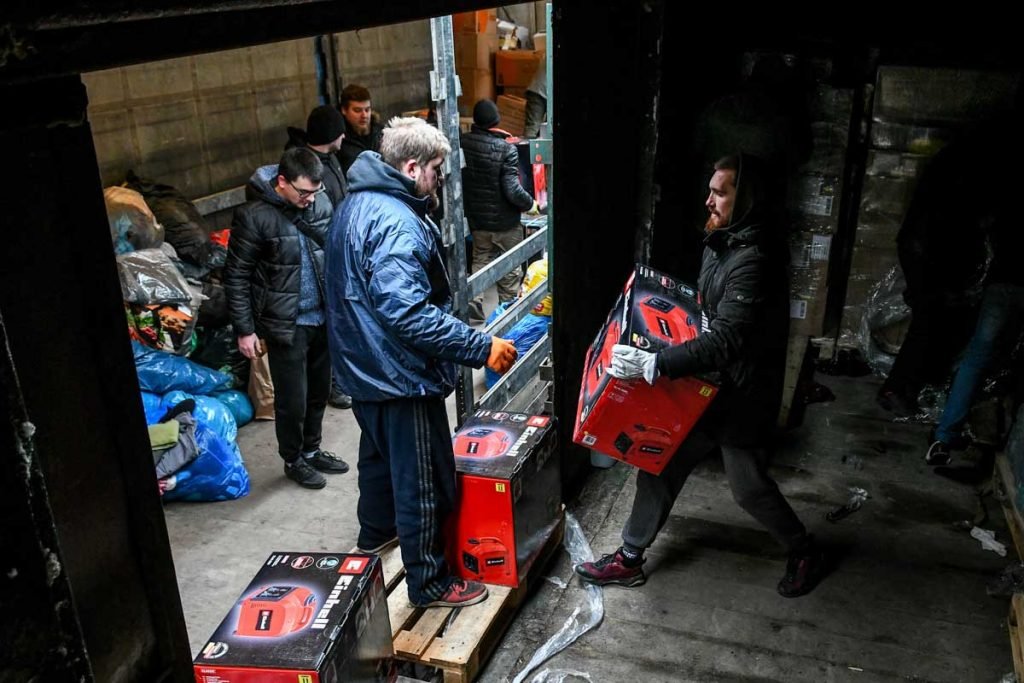 Voluntários e membros da equipe carregam pacotes de ajuda humanitária em Lviv, Zaporizhzhia, Ucrânia, em meio a ataques russos em 5 de março de 2022. Um trem transportando suprimentos de socorro da cidade de Lviv a Zaporizhzhia.  Os pacotes não trem, que consistem em 4 vagões de 15 toneladas, serão transportados para os armazéns da região e enviados para as cidades ucranianas necessárias