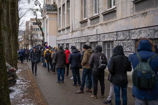 As pessoas se alinham para serem convocadas para o exército em 5 de março de 2022 em Lviv, Ucrânia. De acordo com as últimas informações, a Ucrânia suspende a evacuação de civis de Mariupol em vista do rompimento do cessar-fogo pela Rússia para abrir corredores humanitários. O saldo da guerra, de acordo com o Serviço de Emergência do Estado da Ucrânia, é de mais de 2.000 civis mortos e mais de um milhão de refugiados fugiram do país