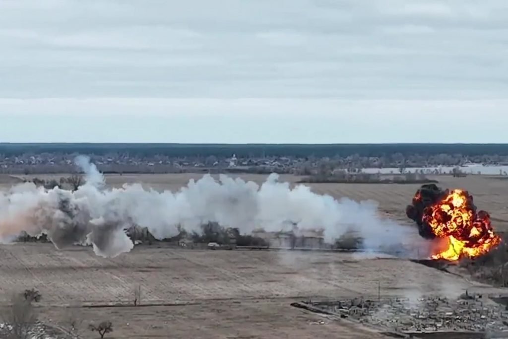 Forças ucranianas derrubadas em um ataque russo helicóptero enquanto os ataques russos continuam na Ucrânia em 05 de março de 2022
