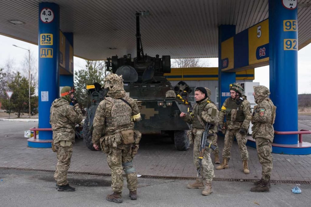 Militares ucranianos fazem uma parada na estrada em 5 de março de 2022 em Sytniaky, Ucrânia